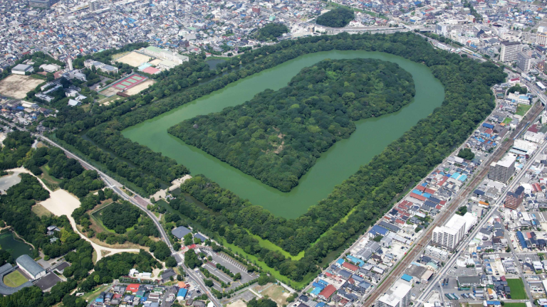 A maior tumba do Jap&atilde;o: por dentro do t&uacute;mulo em forma de fechadura de 486 metros