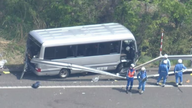 Acidente com micro-&ocirc;nibus deixa adolescente morto e 26 feridos em Fukushima