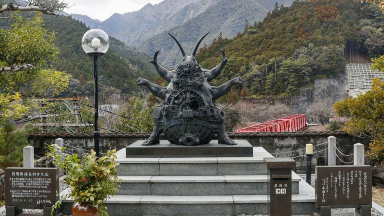 Est&aacute;tua de barata com bra&ccedil;os de sum&ocirc; vira atra&ccedil;&atilde;o em vila rural do Jap&atilde;o