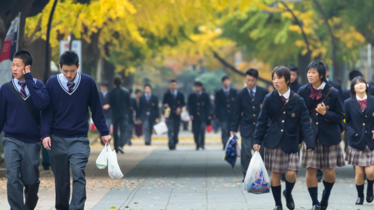 Estudantes japoneses criticam regras escolares sobre cabelo, uniforme e at&eacute; roupa &iacute;ntima