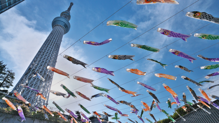 Mais de 1.000 fl&acirc;mulas de carpa marcam celebra&ccedil;&atilde;o do Dia das Crian&ccedil;as na Tokyo Skytree